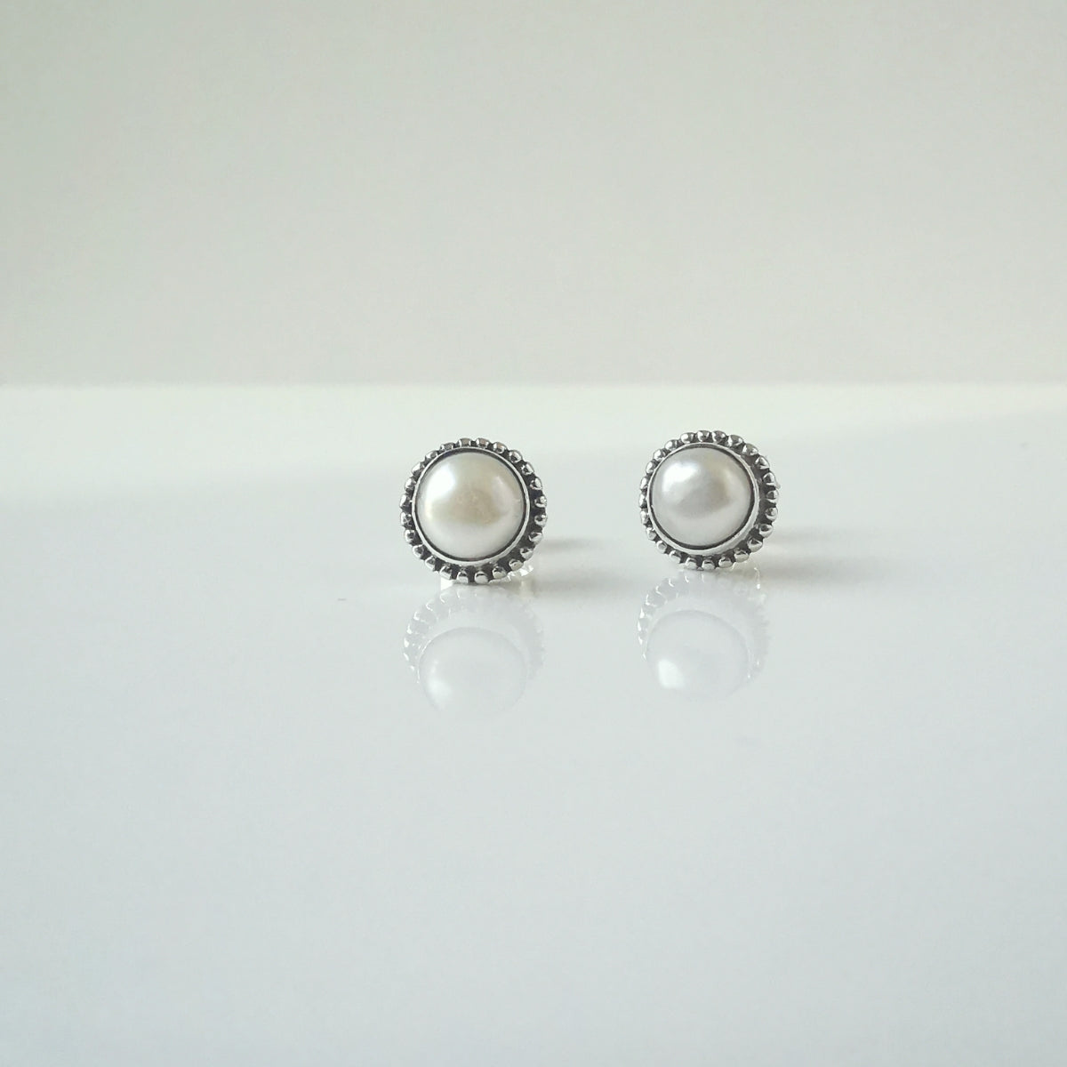 Aros de Plata 925 con Perla Natural, Apegados Stud Clásicos