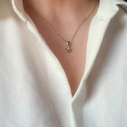 Modelo usando un delicado collar punto de luz tono citrino brillante, gargantilla minimalista de cristal austriaco.
