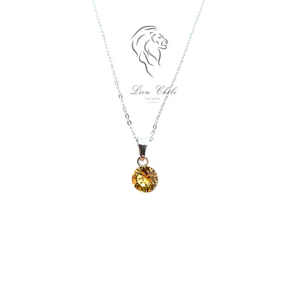 Collar punto de luz con cristal austriaco color amarillo citrino y cadena fina de plata, joyeria minimalista en Chile.