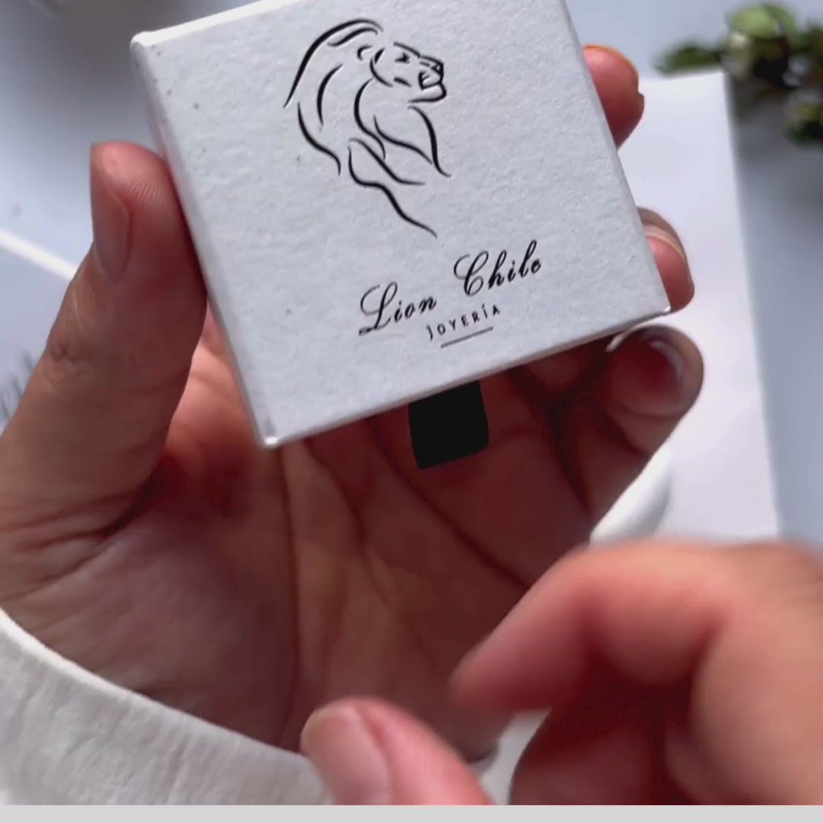 anillo  puesto en mujer